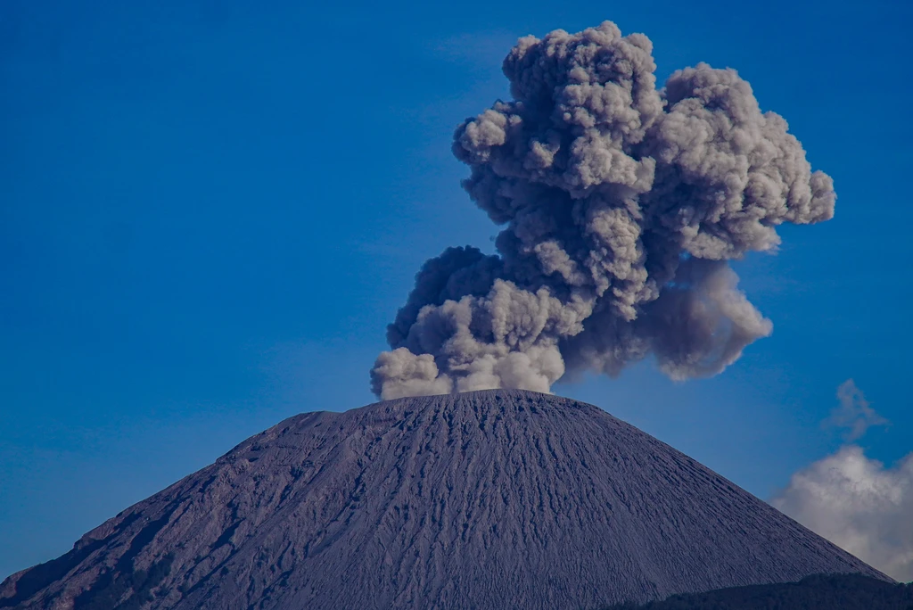 Semeru Erupsi 4 Kali, Kolom Abu Capai 1.000 Meter