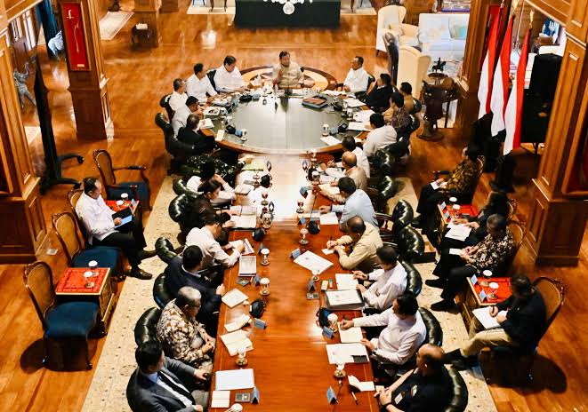 Prabowo Panggil Menteri ke Istana Evaluasi Karhutla di Sumatra dan Kalimantan