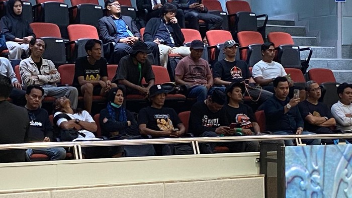 Momen Tak Biasa di Paripurna DPR, Balkon Diisi Botok Pati dan Massa Aksi