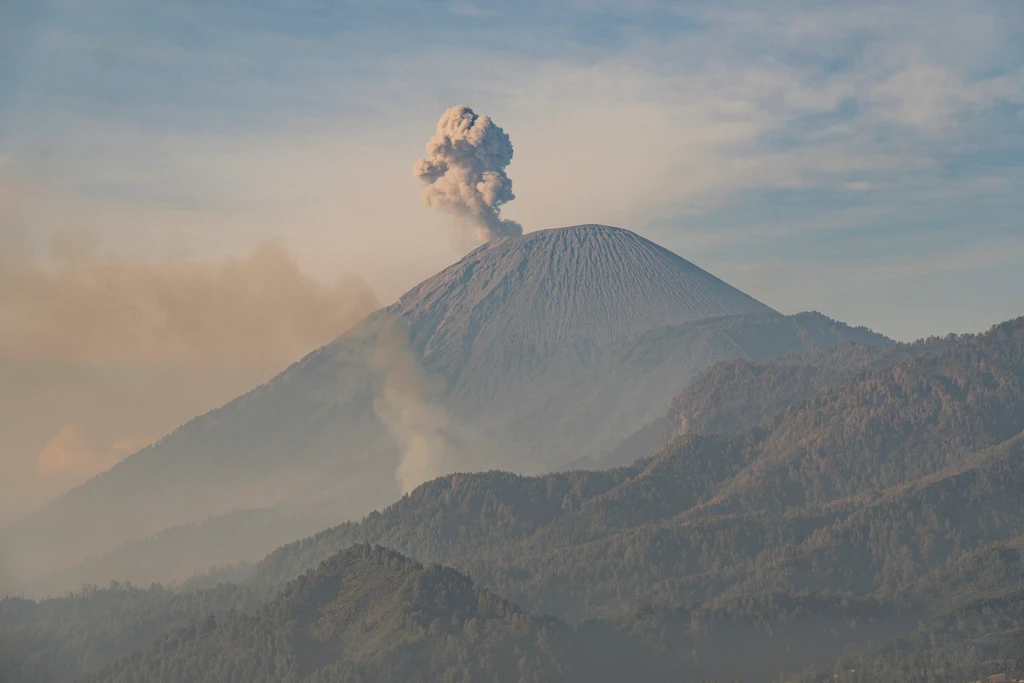 Semeru Erupsi Berulang hingga 6 Kali, Suara Gemuruh Terdengar di Lereng Lumajang