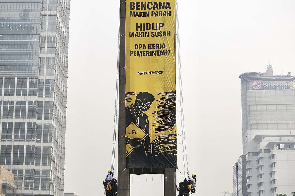 Greenpeace Bentangkan Spanduk Protes Krisis Iklim di Monumen Selamat Datang