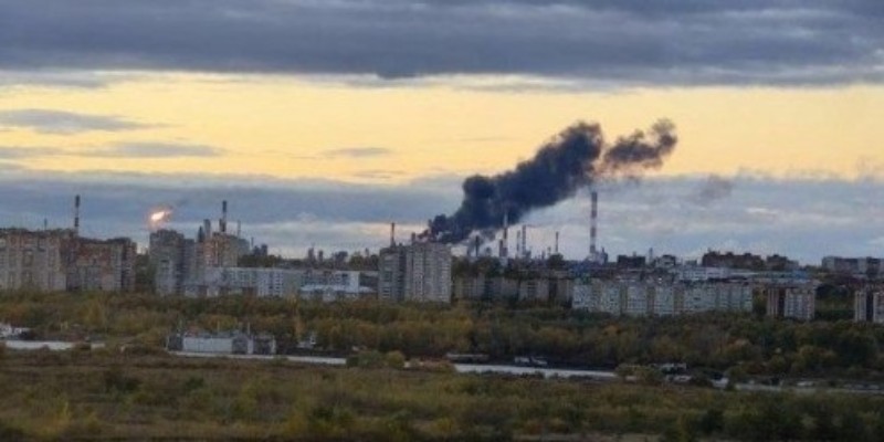 Ukraina Serang Kilang Minyak Terbesar Rusia di Siberia, Pasokan Bahan Bakar Militer Disorot