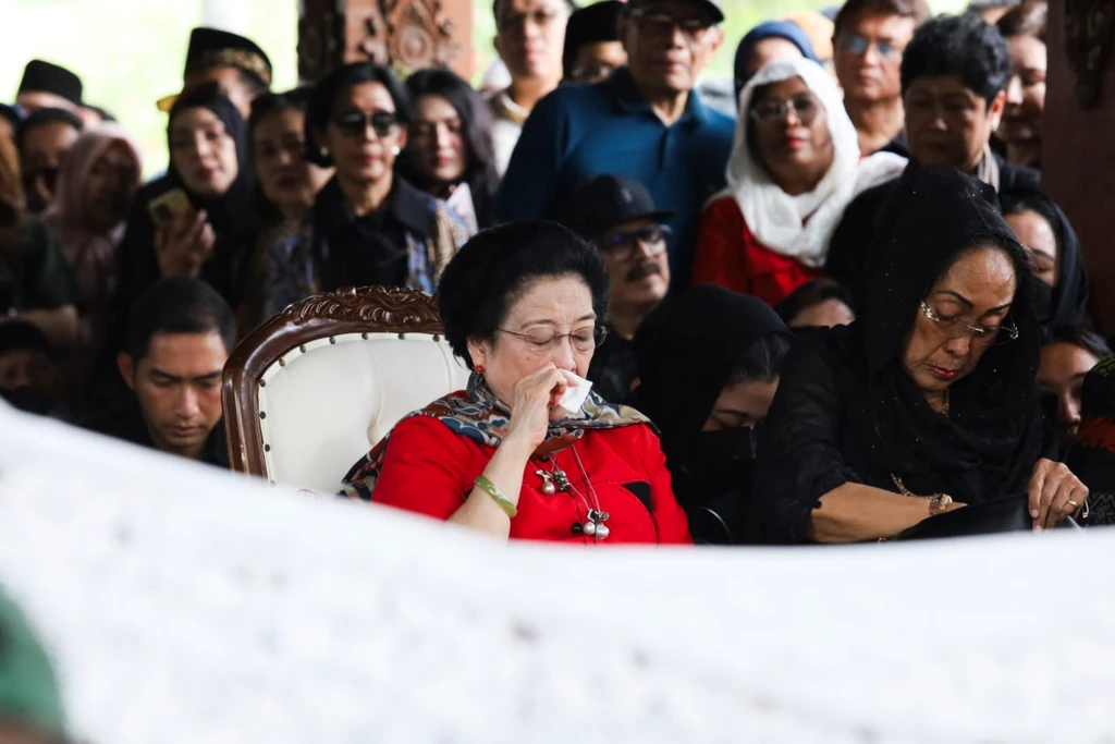 Tangis Megawati Iringi Pemakaman Guruh Soekarnoputra di Karet Bivak