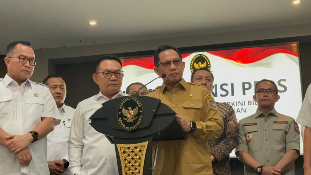 Tito Karnavian Ungkap Penggunaan Surfaktan untuk Padamkan Karhutla