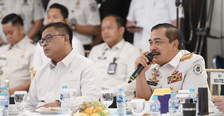 Kemenimipas Salurkan Bantuan untuk Warga Terdampak Karhutla dan Kekeringan