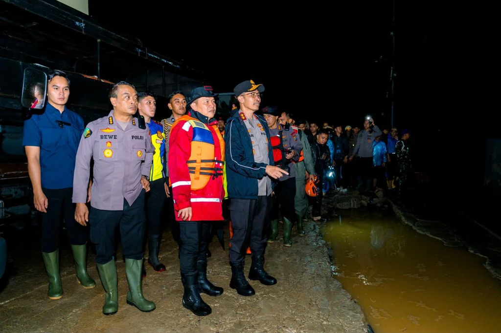 Tangani Banjir Padang, Polri Kerahkan 500 Personel dan Dirikan Posko Kesehatan
