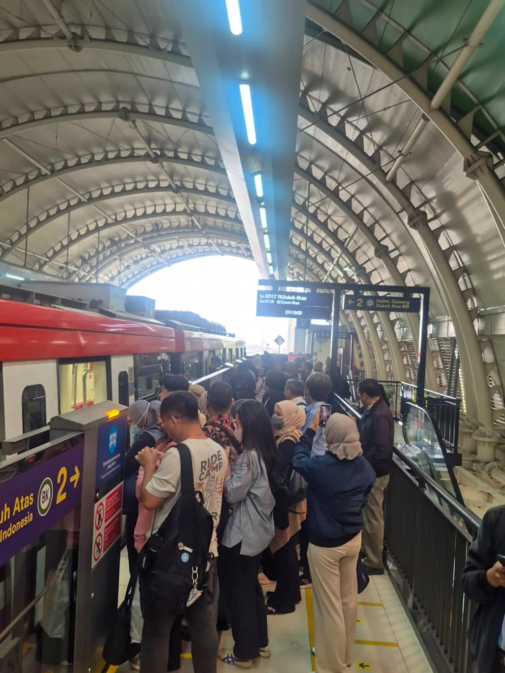 LRT Jabodebek Sempat Gangguan di Stasiun Jatimulya, Penumpang Diminta Keluar