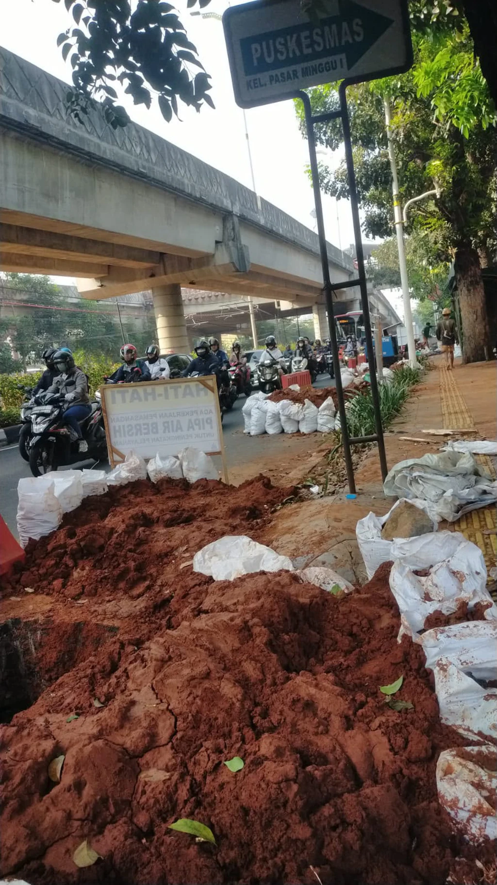 Tanjung Barat-Lenteng Agung Macet Parah, Acara Kampus dan Proyek Galian Jadi Pemicu
