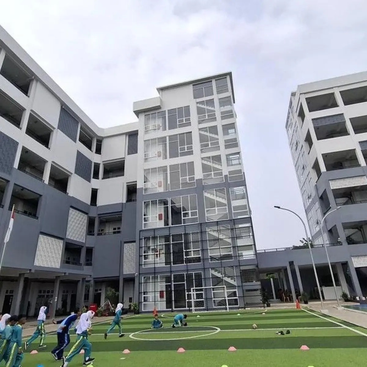 Pramono Sebut Gedung SD-SMP di Jaktim Tak Kalah dari Luar Negeri, Revitalisasi Telan Rp101,3 Miliar