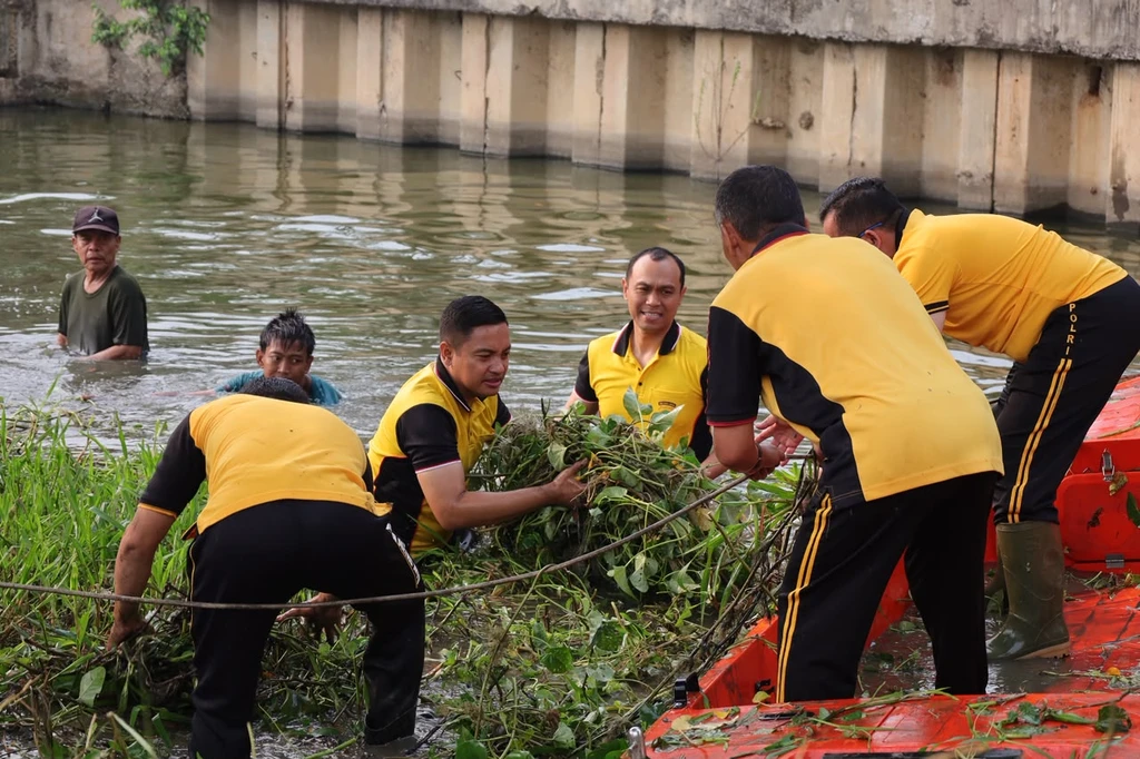 Bersihkan Kali Baru, Kapolres Metro Bekasi Kota Perkuat Gerakan Green Policing