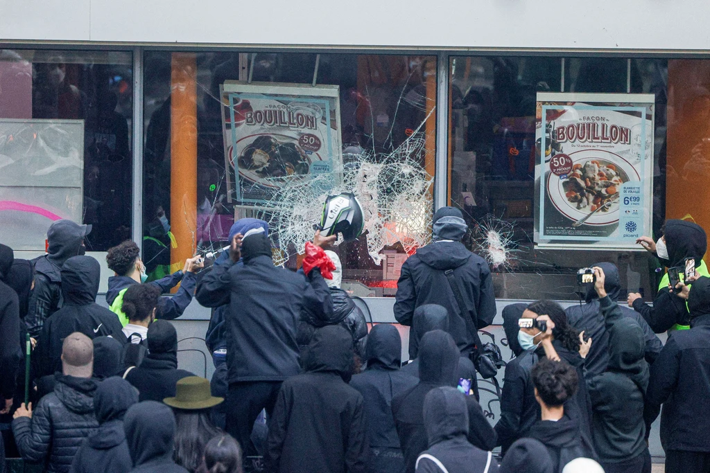 Usai Kerusuhan, Polisi Prancis Larang Demonstrasi di Sejumlah Kawasan Paris