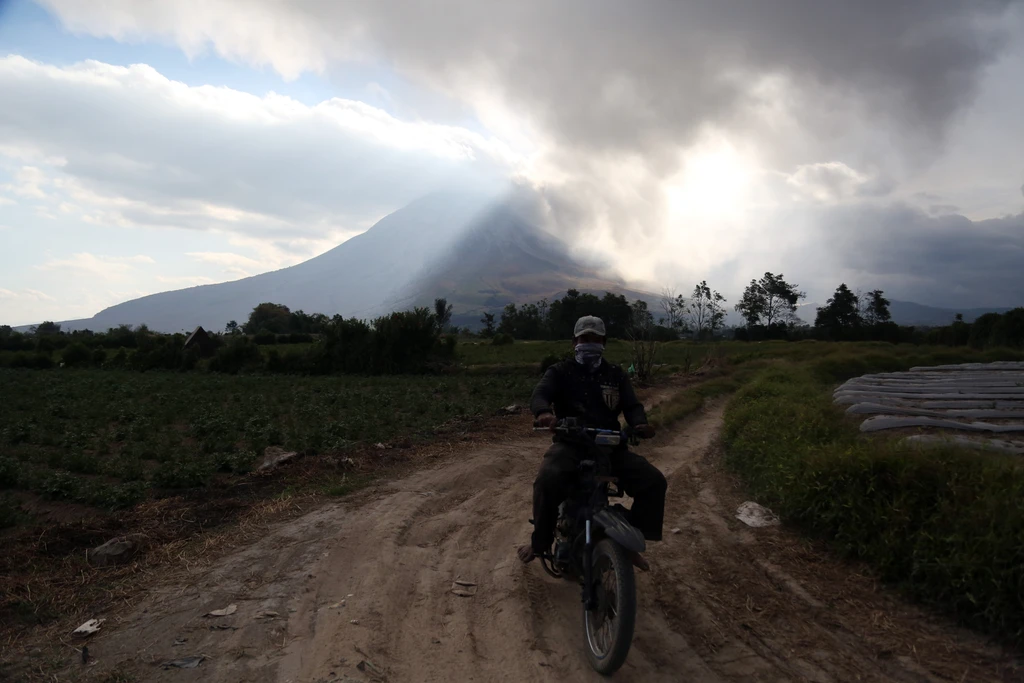 Gunung Sinabung Erupsi, 2.451 Warga Karo Disiapkan untuk Dievakuasi