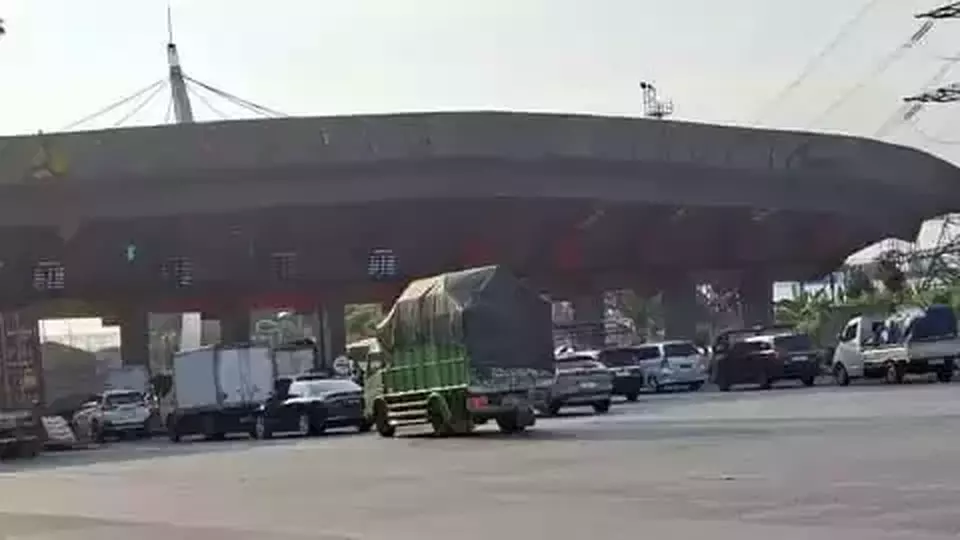Polisi Sekat Massa dari Sumatera di Tol Merak Jelang Demo DPR